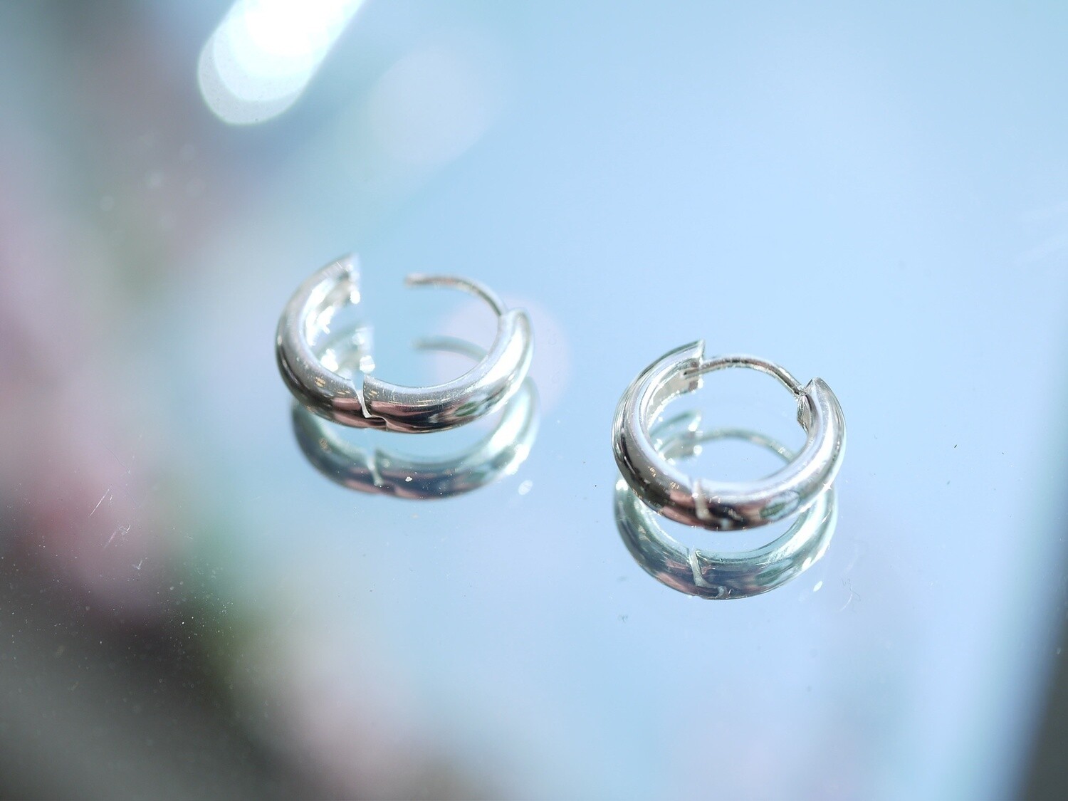 Silver hinged smooth hoops