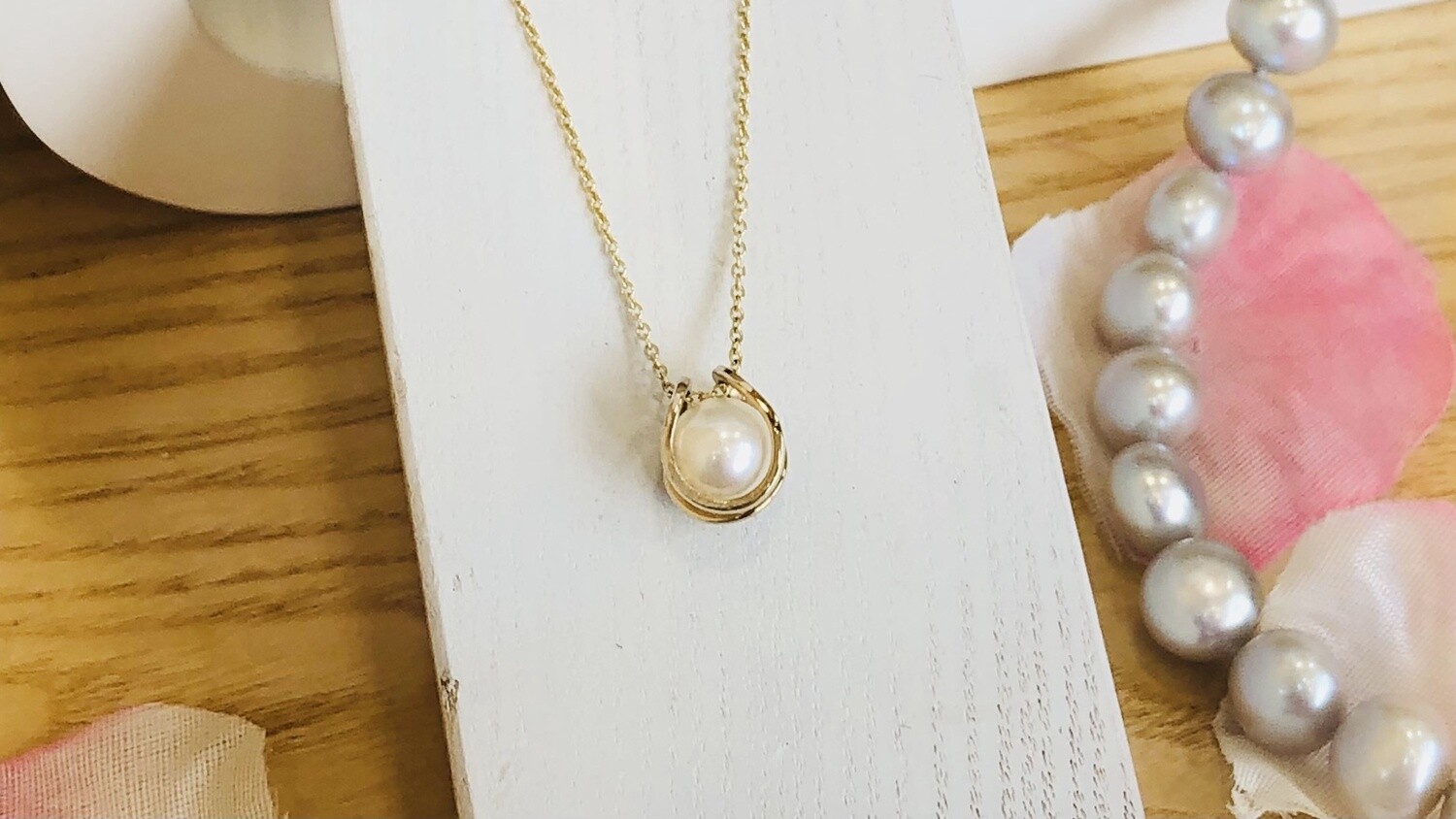 Sling-shot orbit pendant with pearl in gold