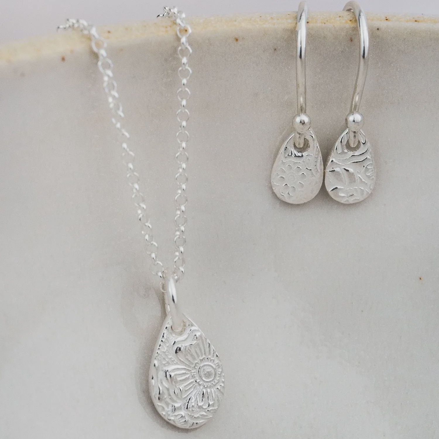 Teardrop textured pendant