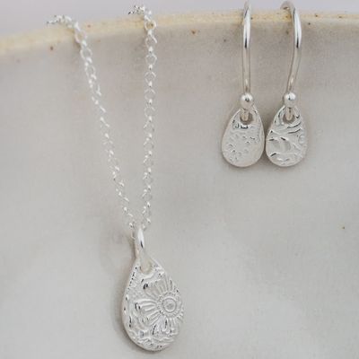 Teardrop textured pendant