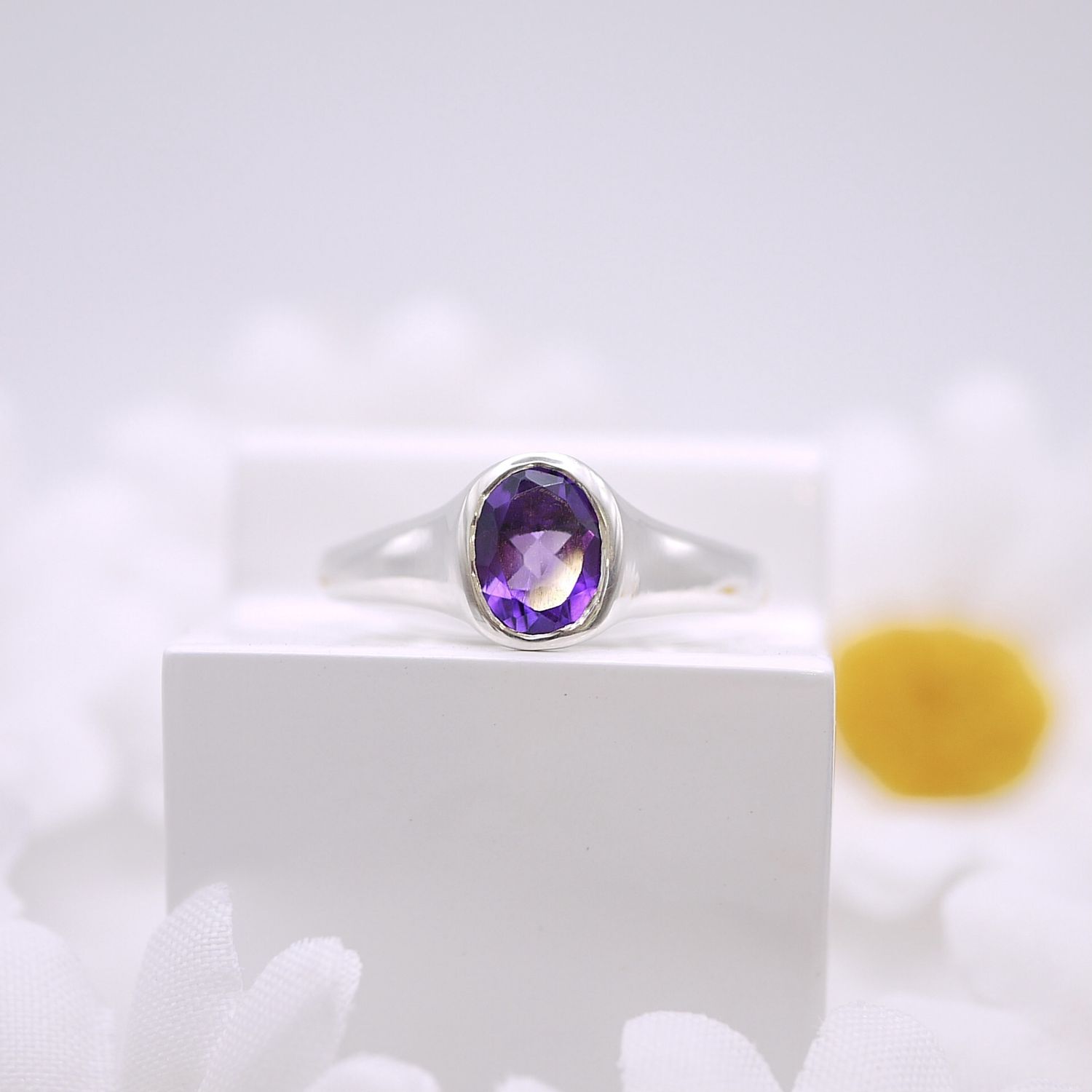 Soft carved ring in silver, Stone: Amethyst, Shape: Faceted
