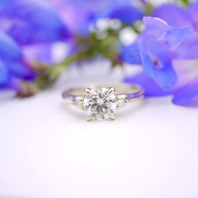The white cornflower ring
