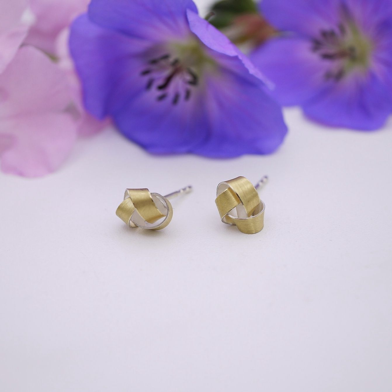 Ribbon studs