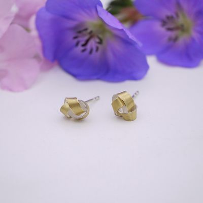 Ribbon studs