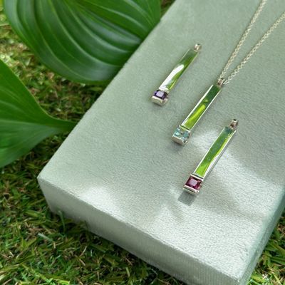 Modern bar pendant with gemstone