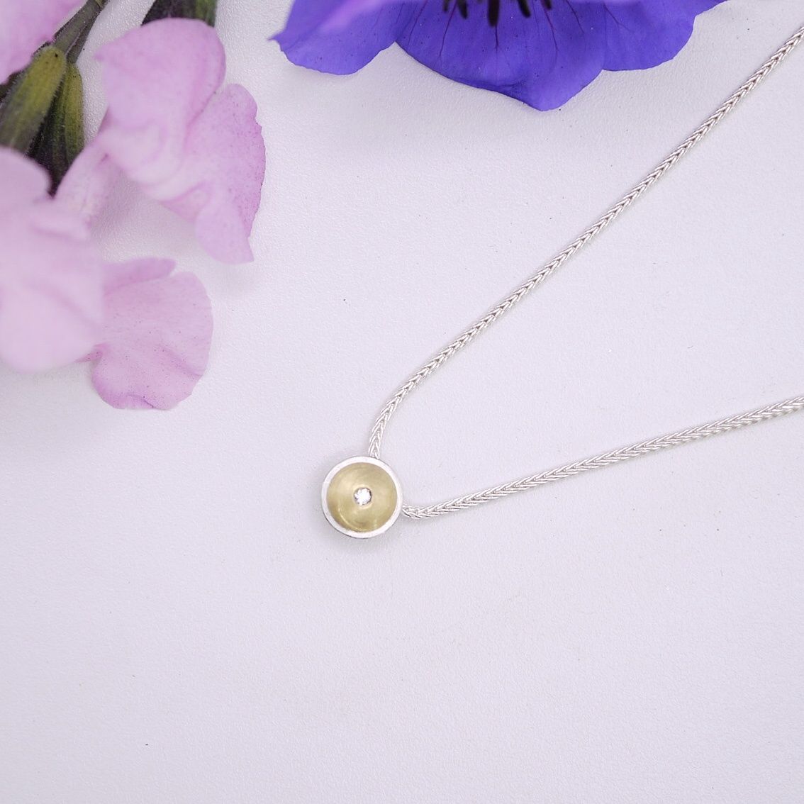 Dot necklace with diamond