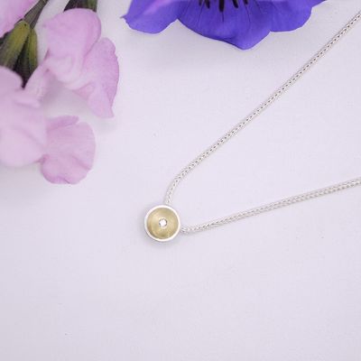 Dot necklace with diamond