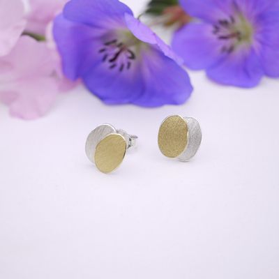 Overlapping oval studs