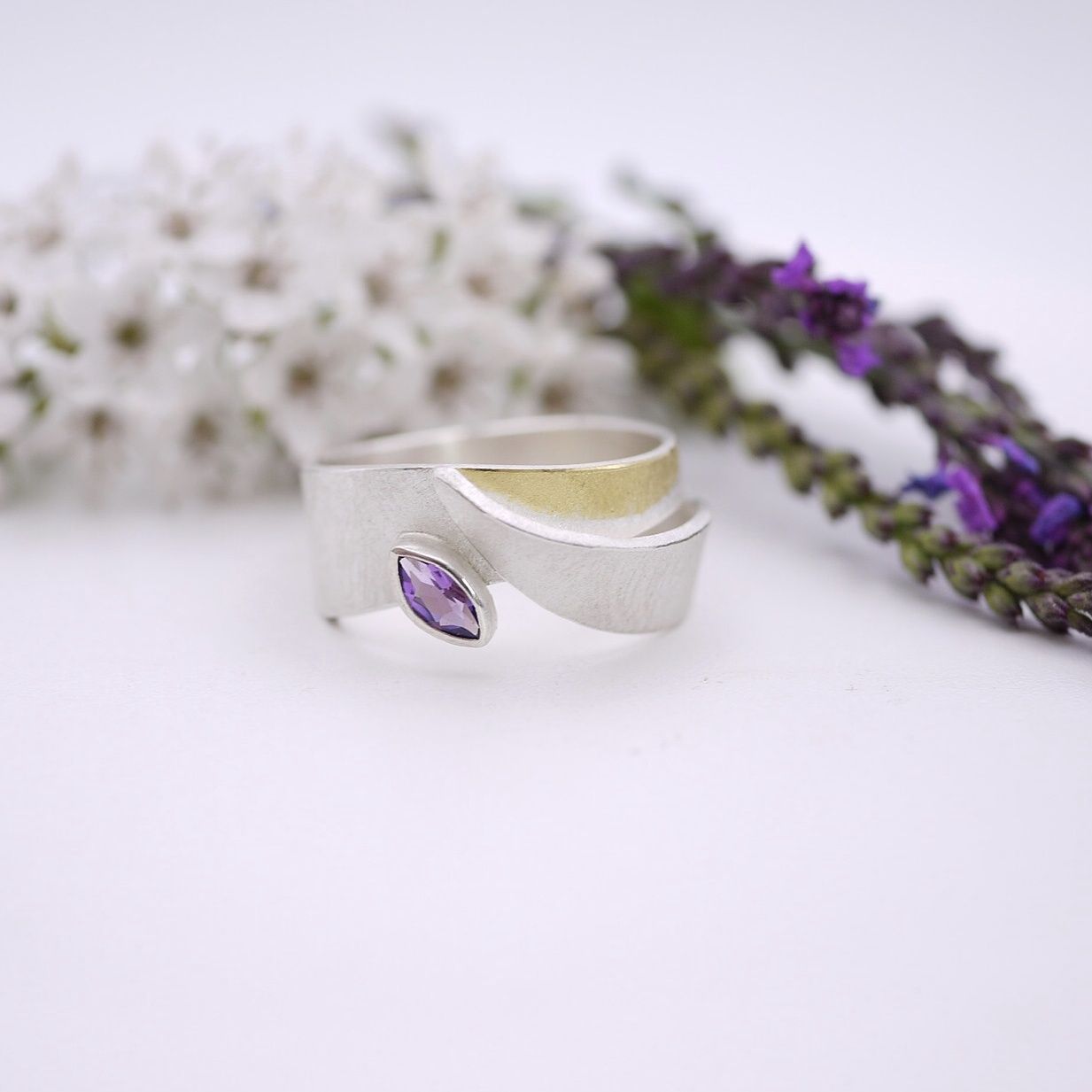 Leaf ring with amethyst