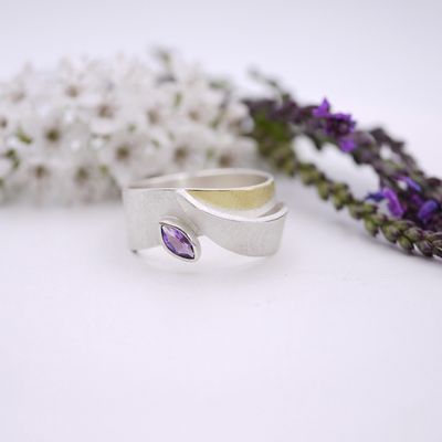 Leaf ring with amethyst