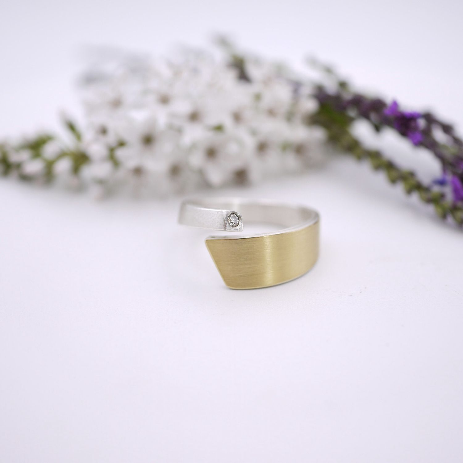 Tapered crossover ring with diamond
