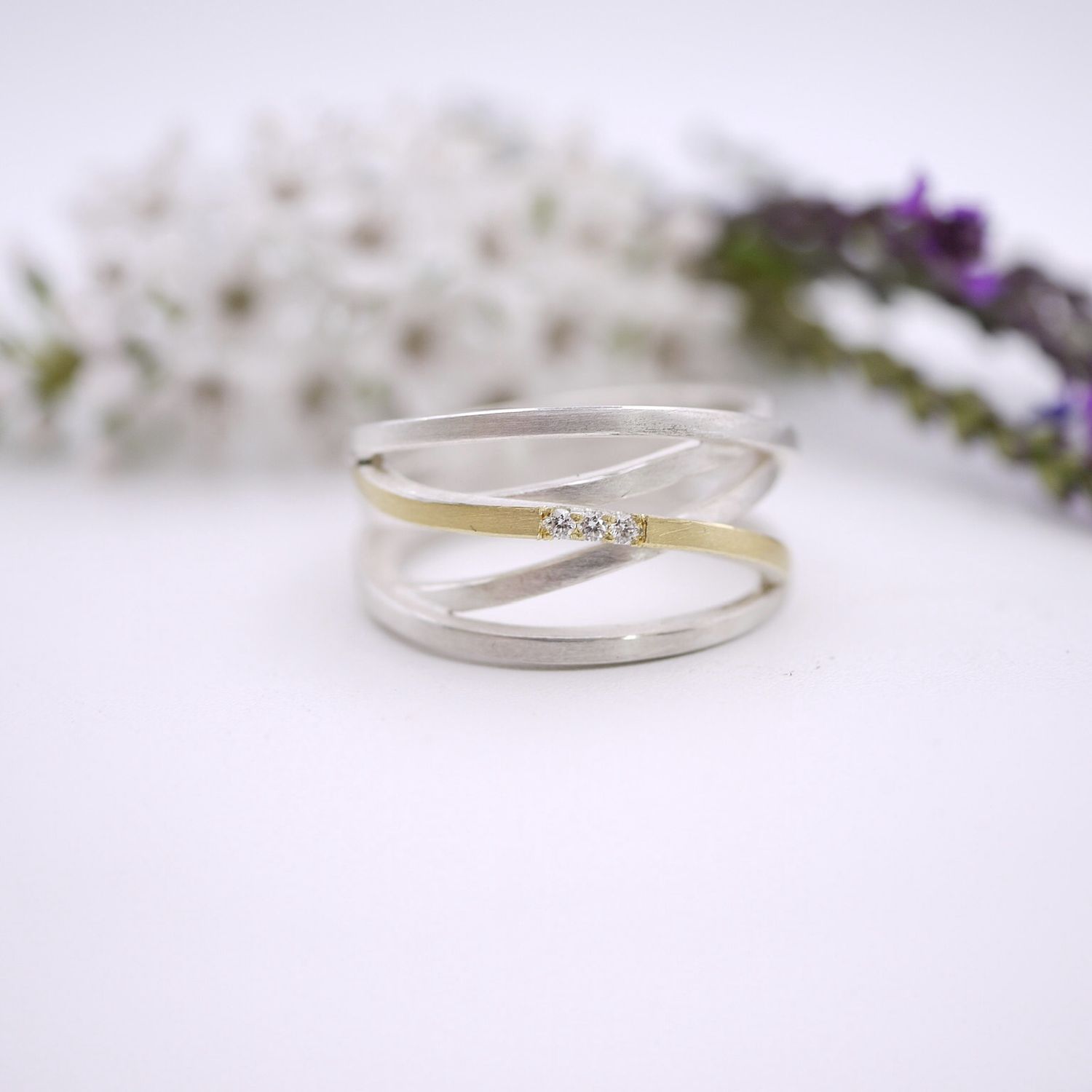Swirly ring with diamonds
