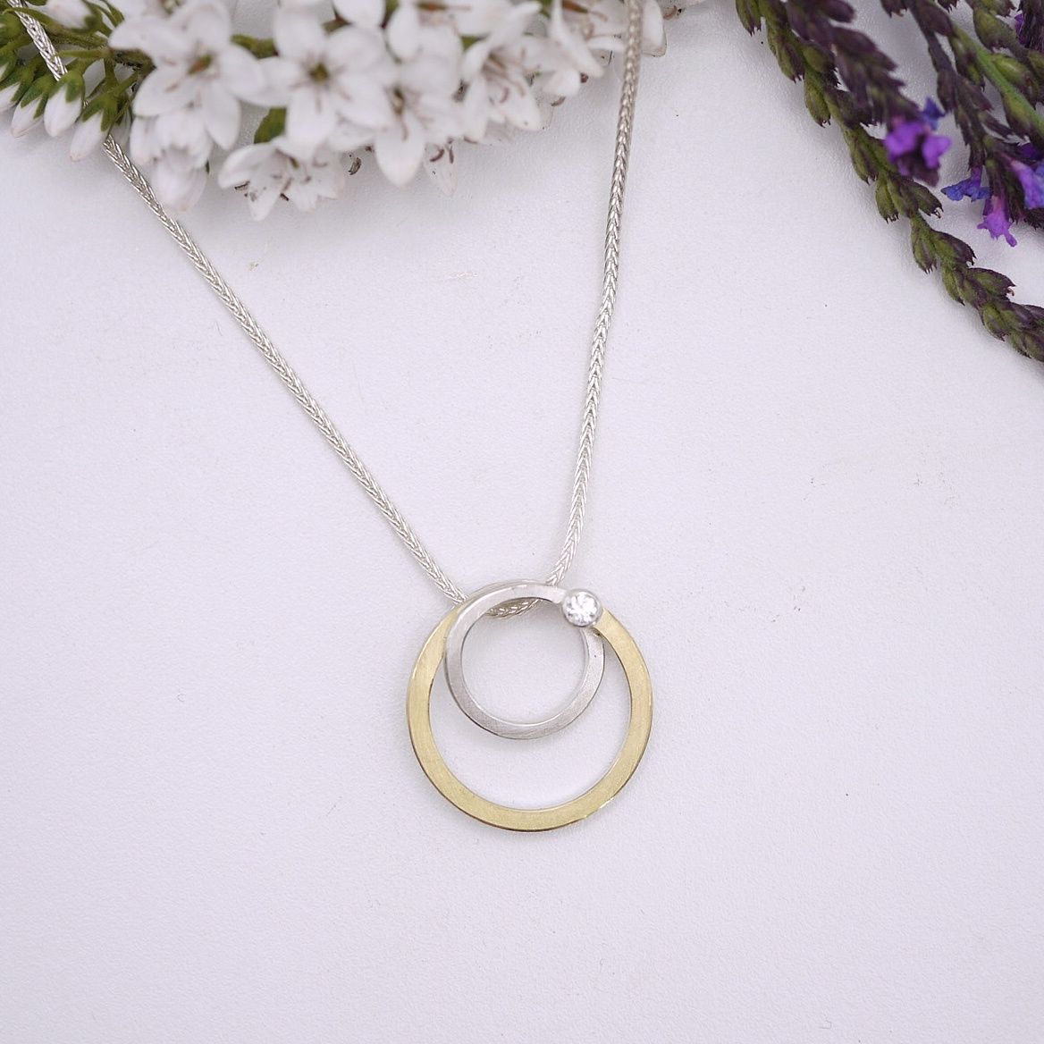 Swirly pendant with diamond