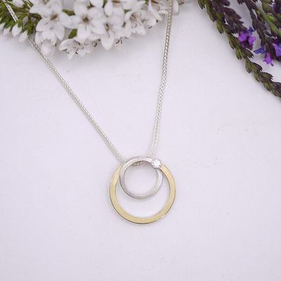 Swirly pendant with diamond