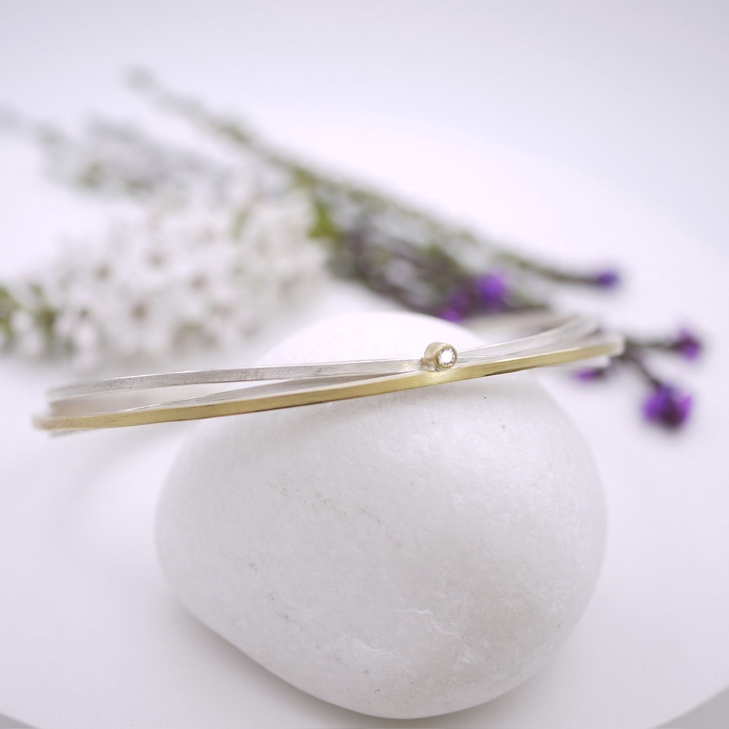 Swirly bangle with diamond