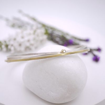 Swirly bangle with diamond