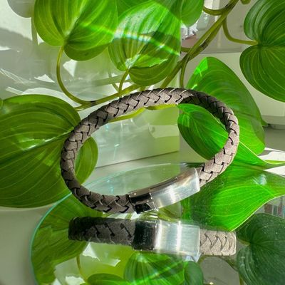 Flat leather bracelet in Moroccan brown