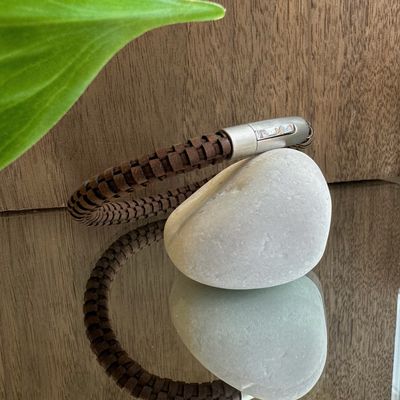 Woven,  round leather bracelet in Moroccan brown
