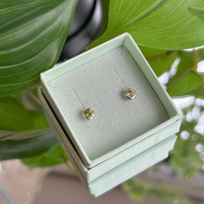 Juicy studs in silver, Stone: large/ peridot