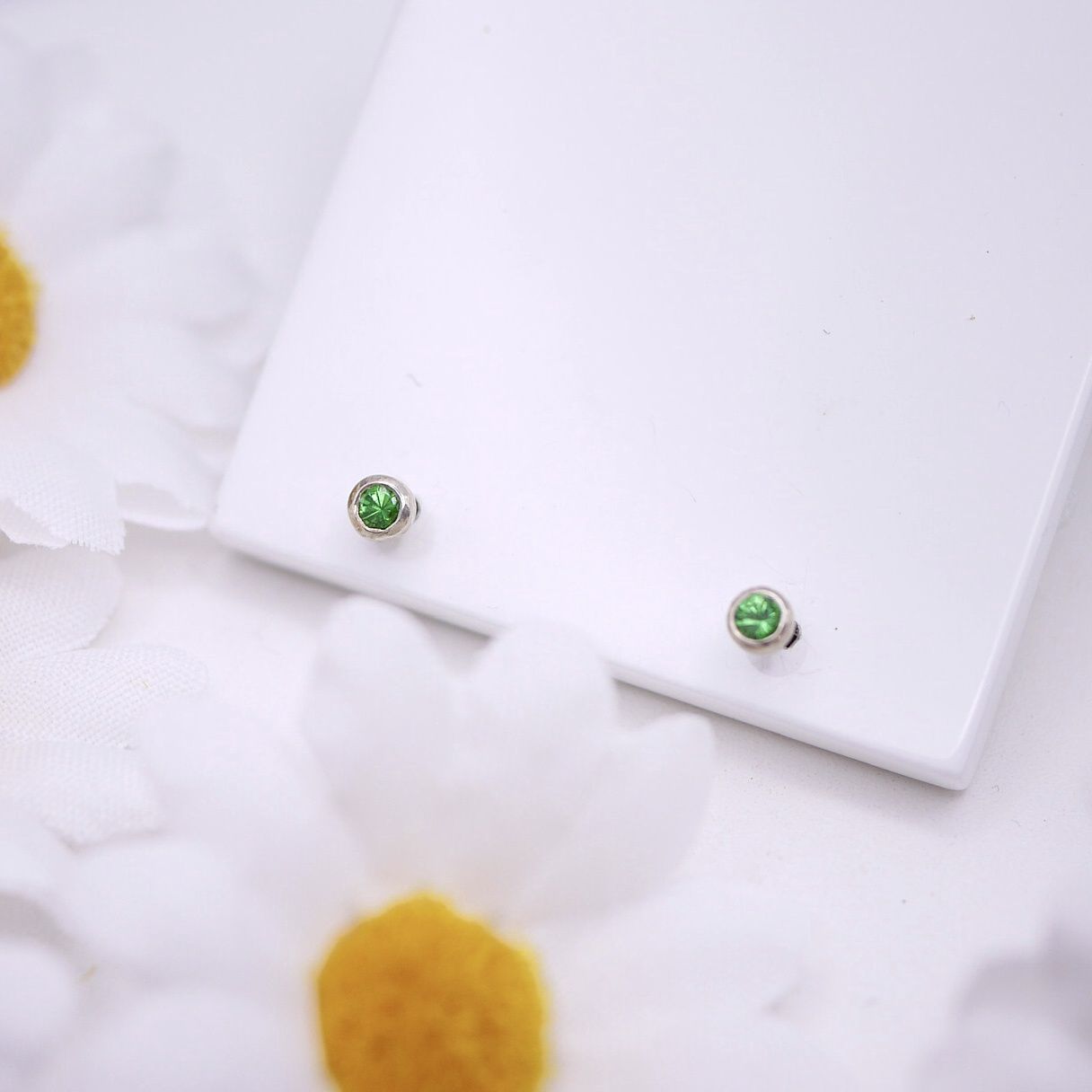 Juicy studs in white gold, Combination: Medium tsavorite