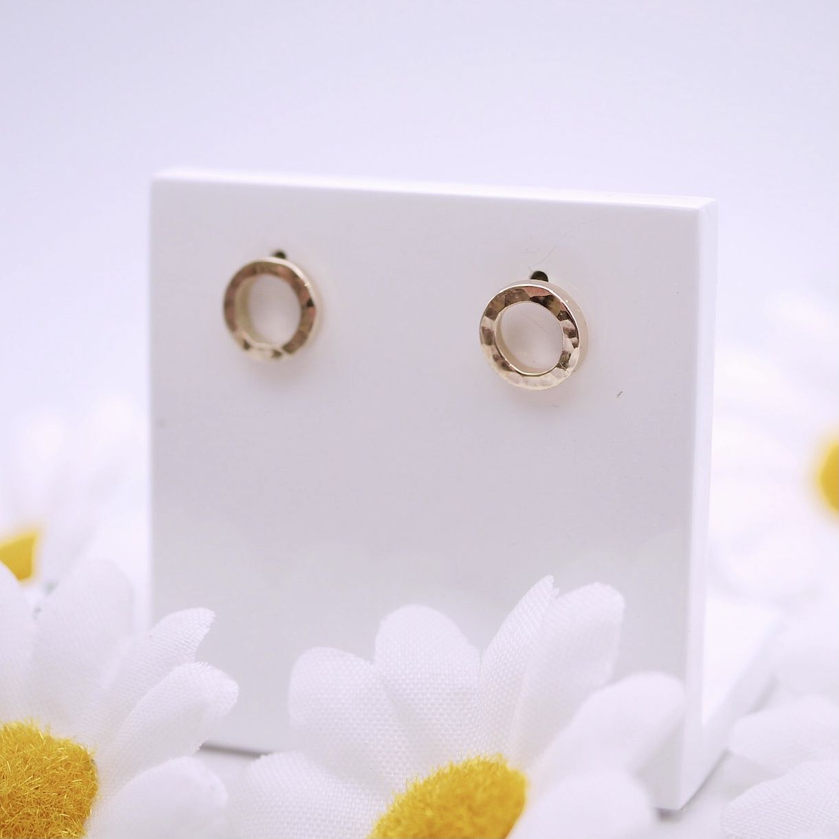 Hammered halo studs in gold