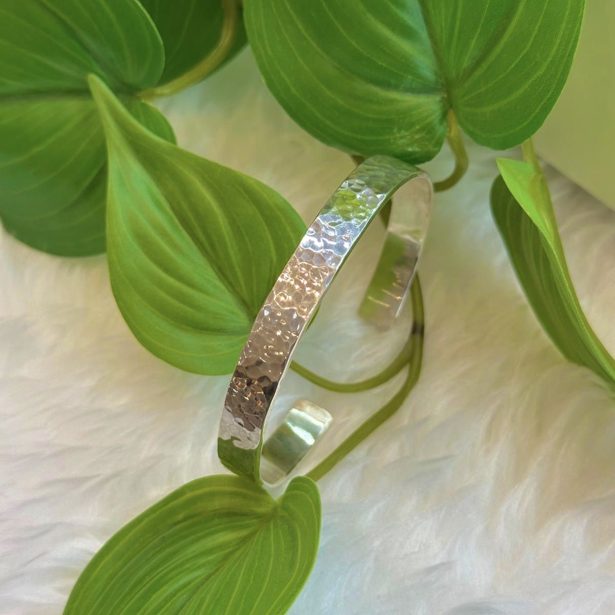 Hammered flat cuff in silver