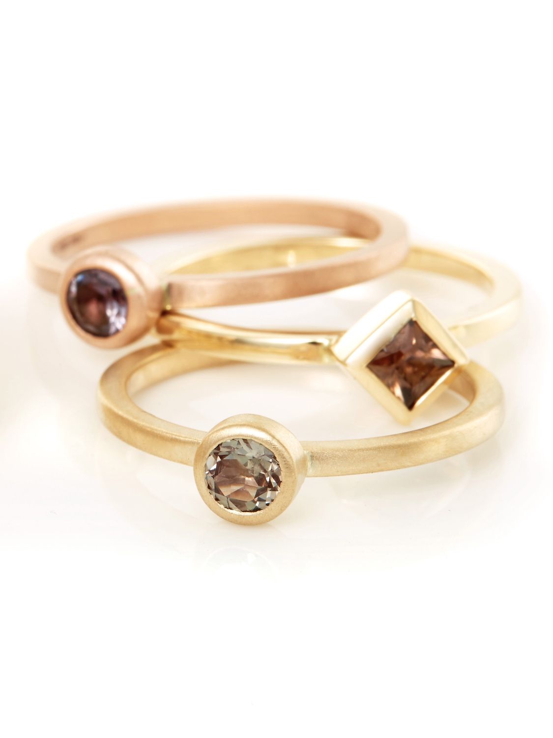 Juicy rings with Tanzanian sapphires, Shape: Princess, Colour stone: Chesnut, Colour gold: Polished yellow