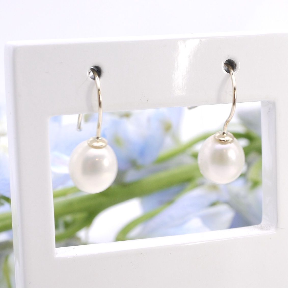 Pear-shaped pearl earrings in gold