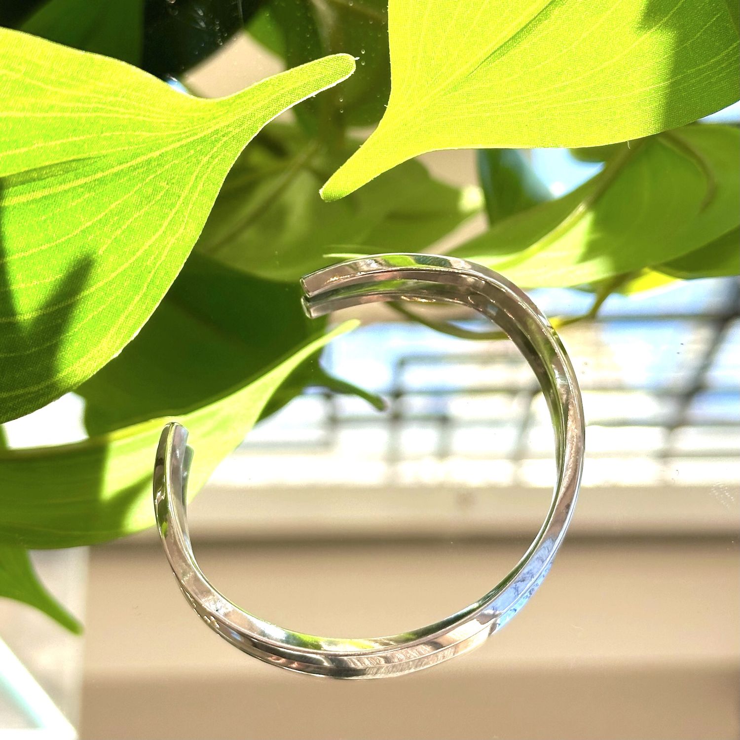 Möbius cuff