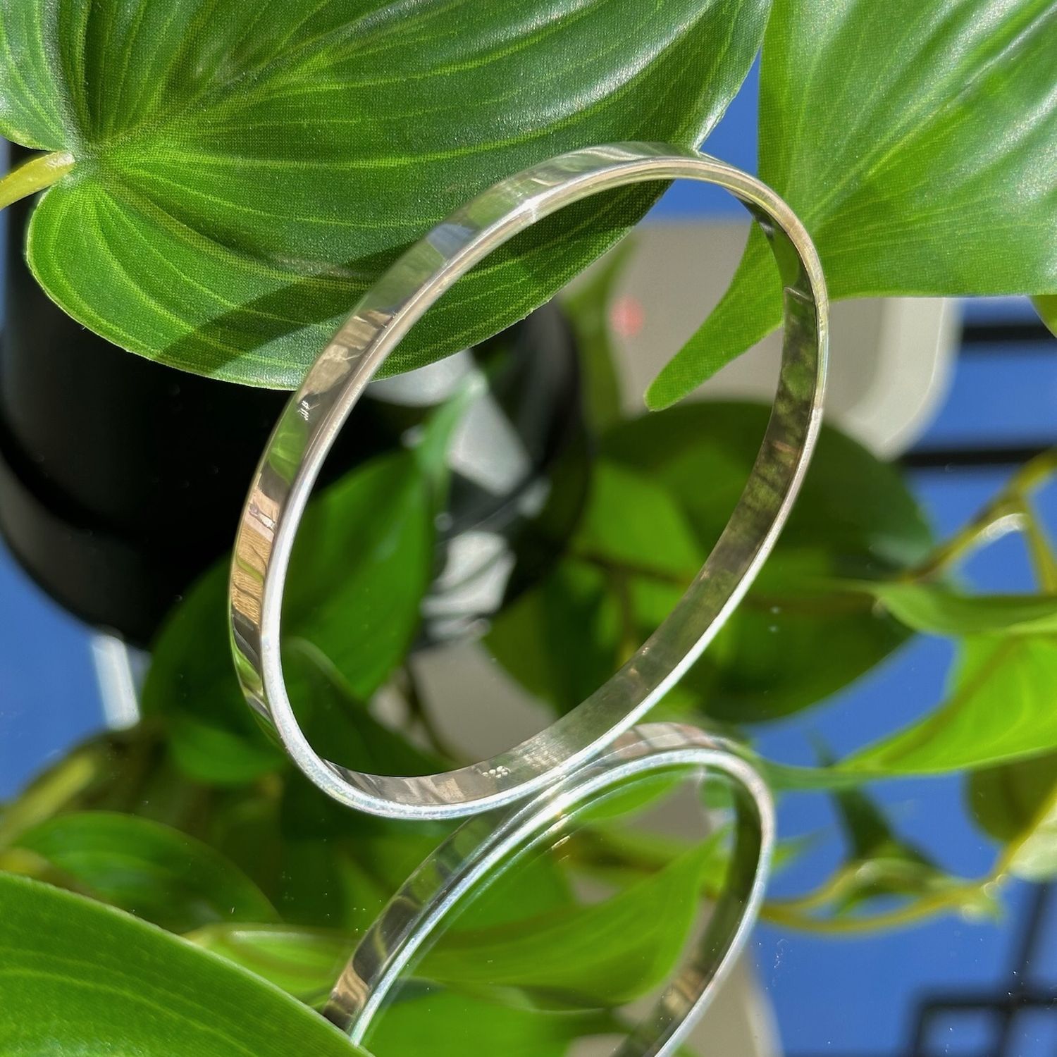 Flat polished bangle in silver
