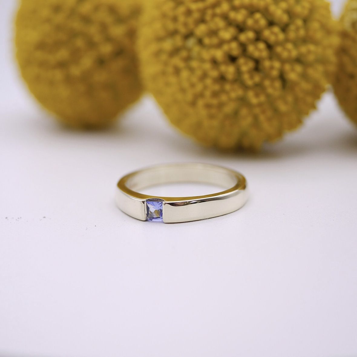 Modern ring in gold, Combination: Yellow gold/ tanzanite