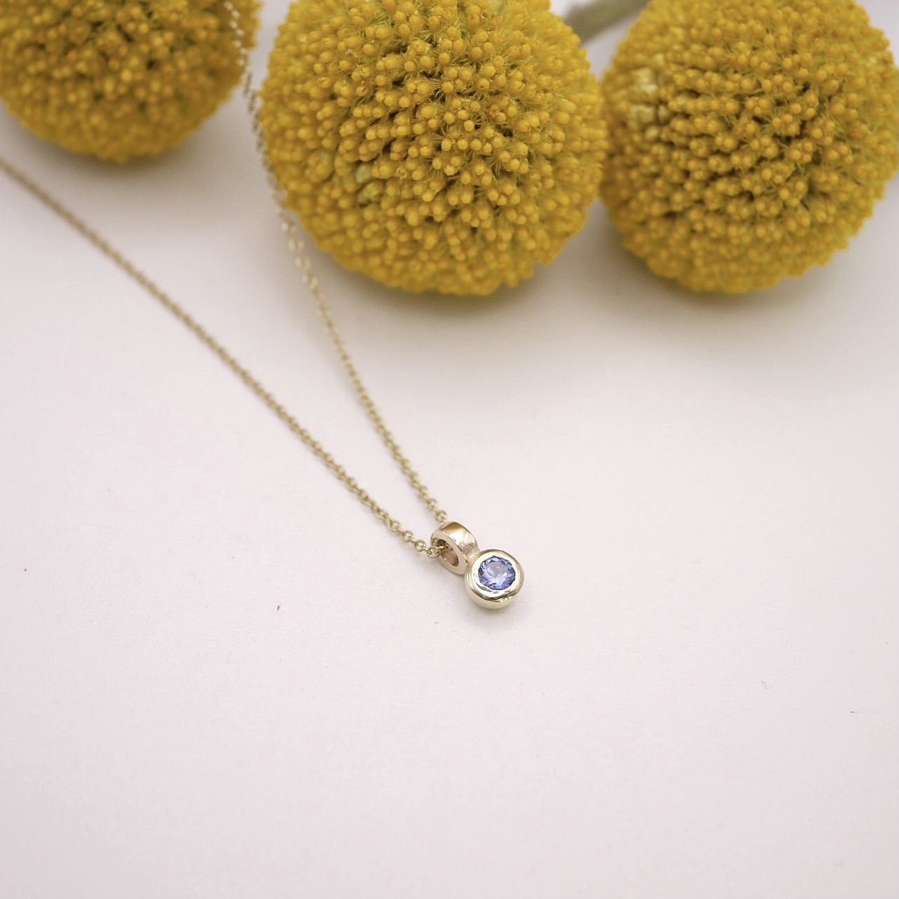 Juicy pendant in gold, Combination: Yellow gold/  blue sapphire