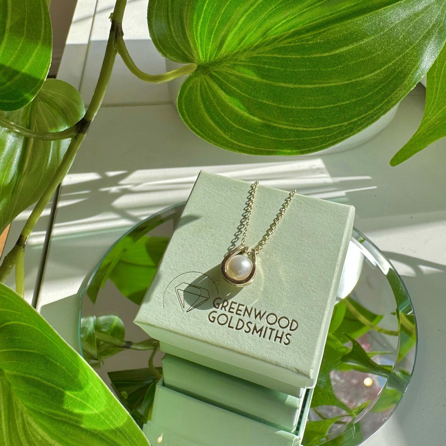 Sling-shot orbit pendant with pearl in gold