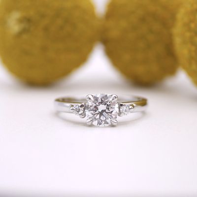 The white cornflower platinum ring with lab diamond