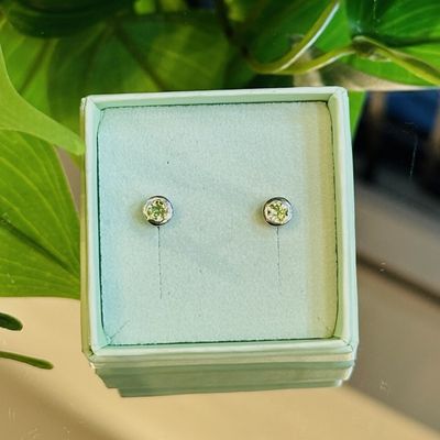 Juicy studs in white gold