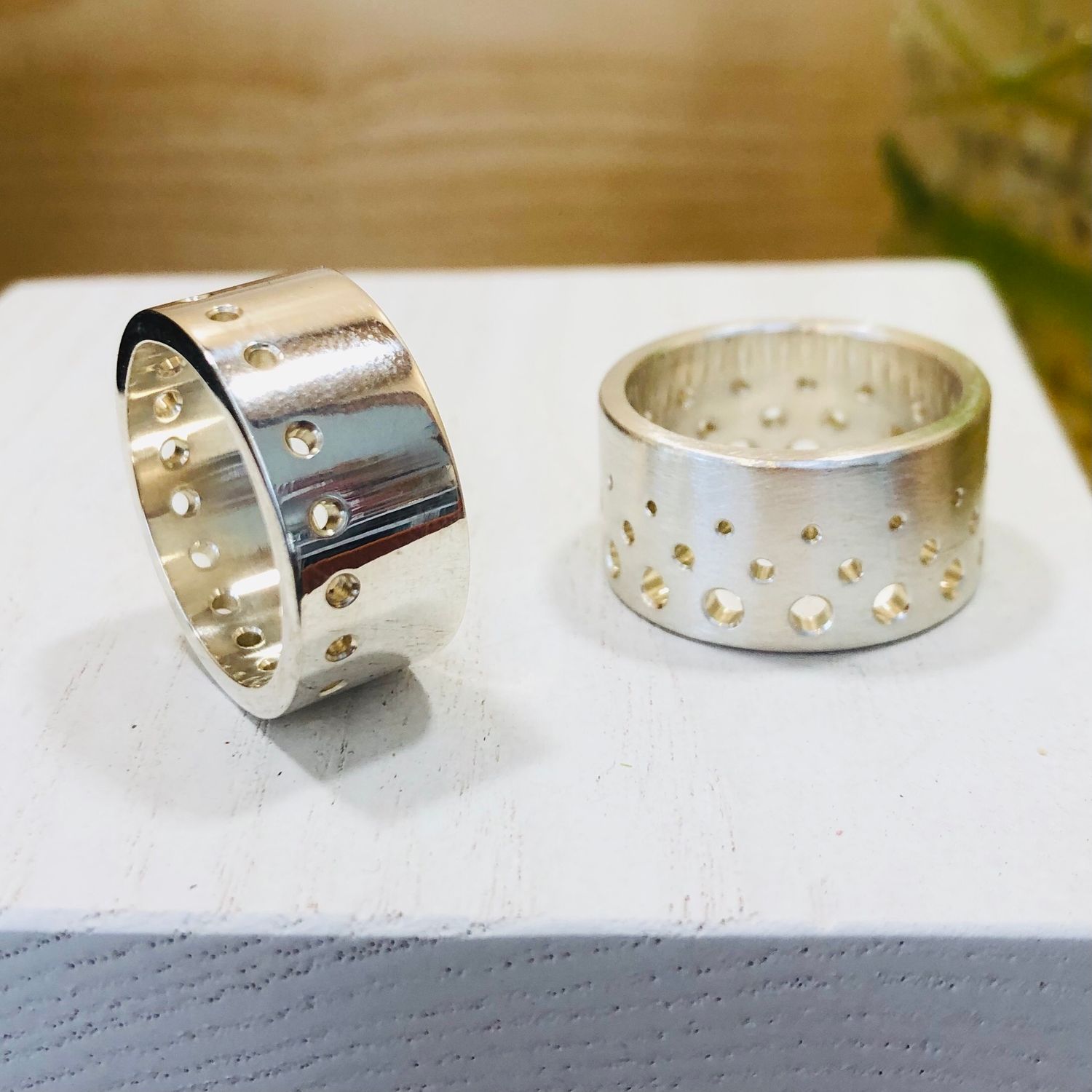 Edged ring, Finish: Satin