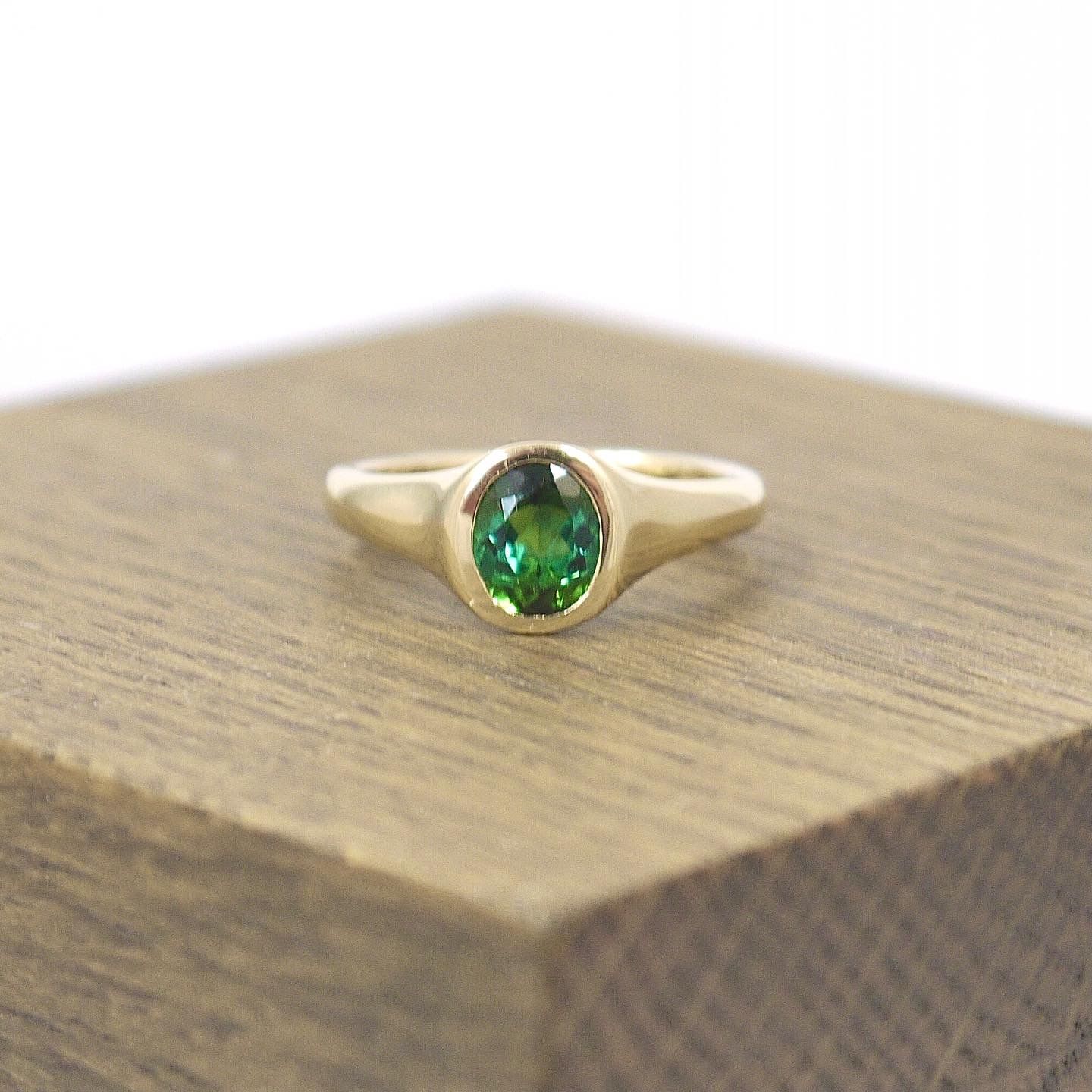 Soft carved ring in gold, Combination: y/g green tourmaline