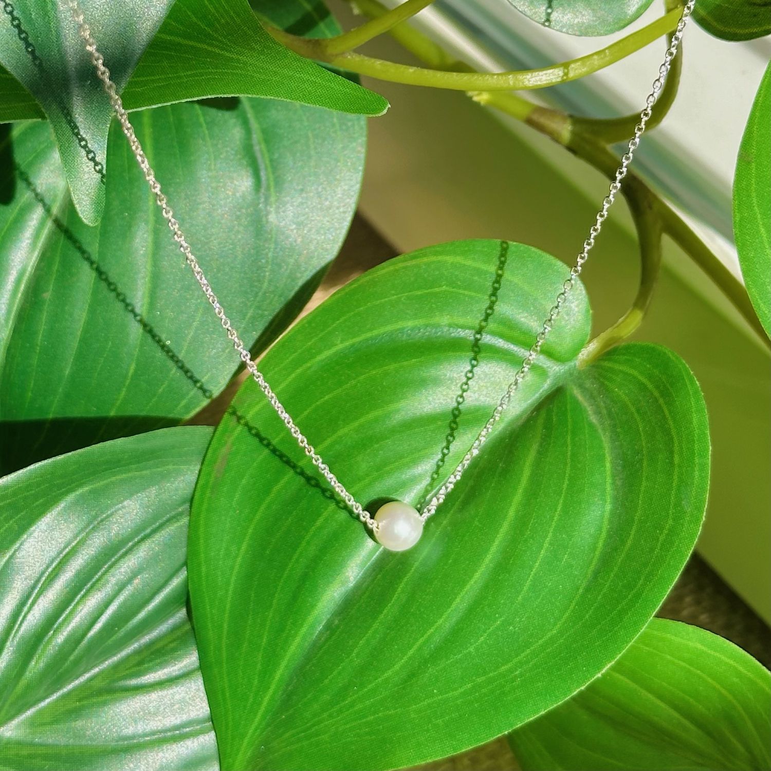 Floating pearl on silver chain, Colour: Cream  pearl - 6.6mm