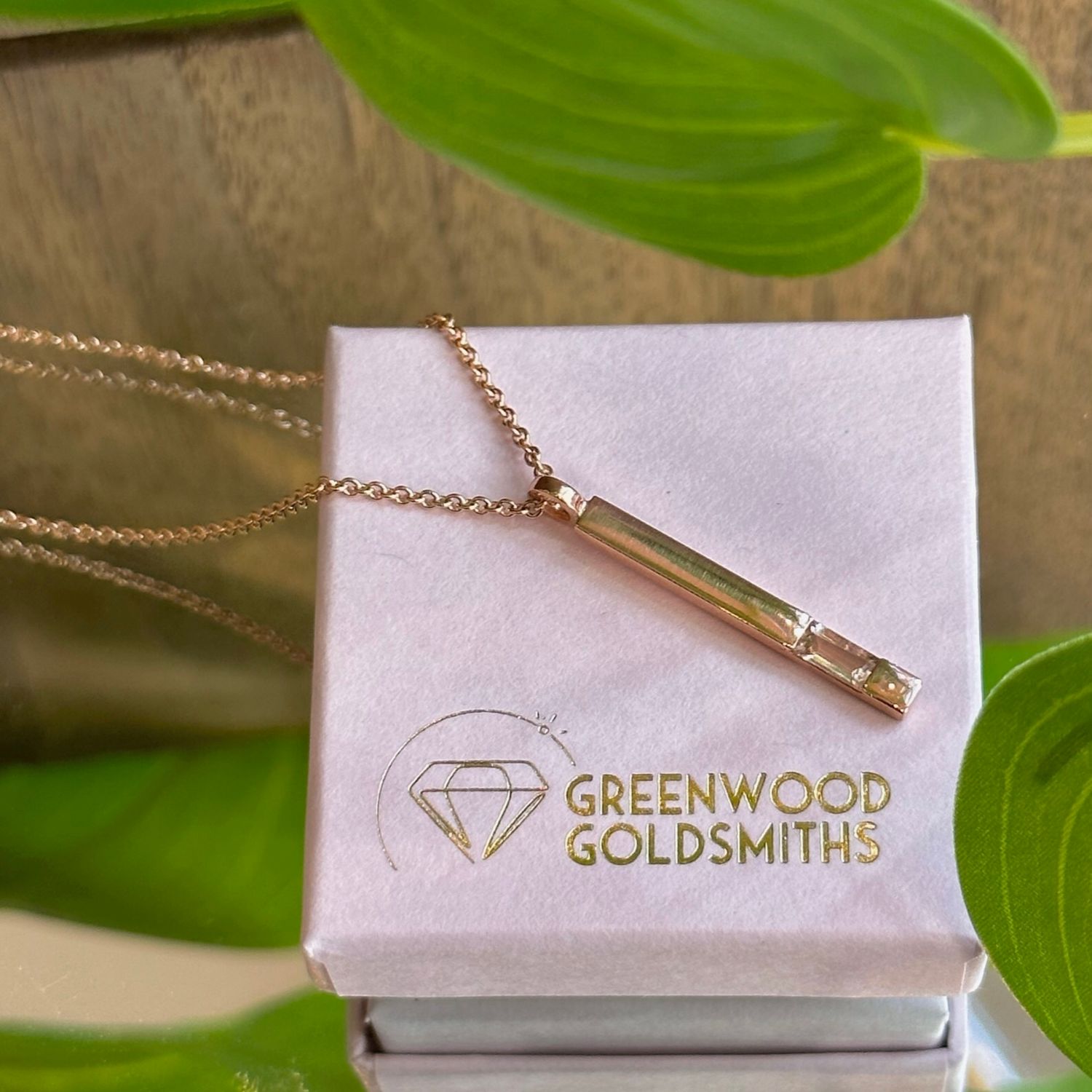 Modern bar pendant in gold