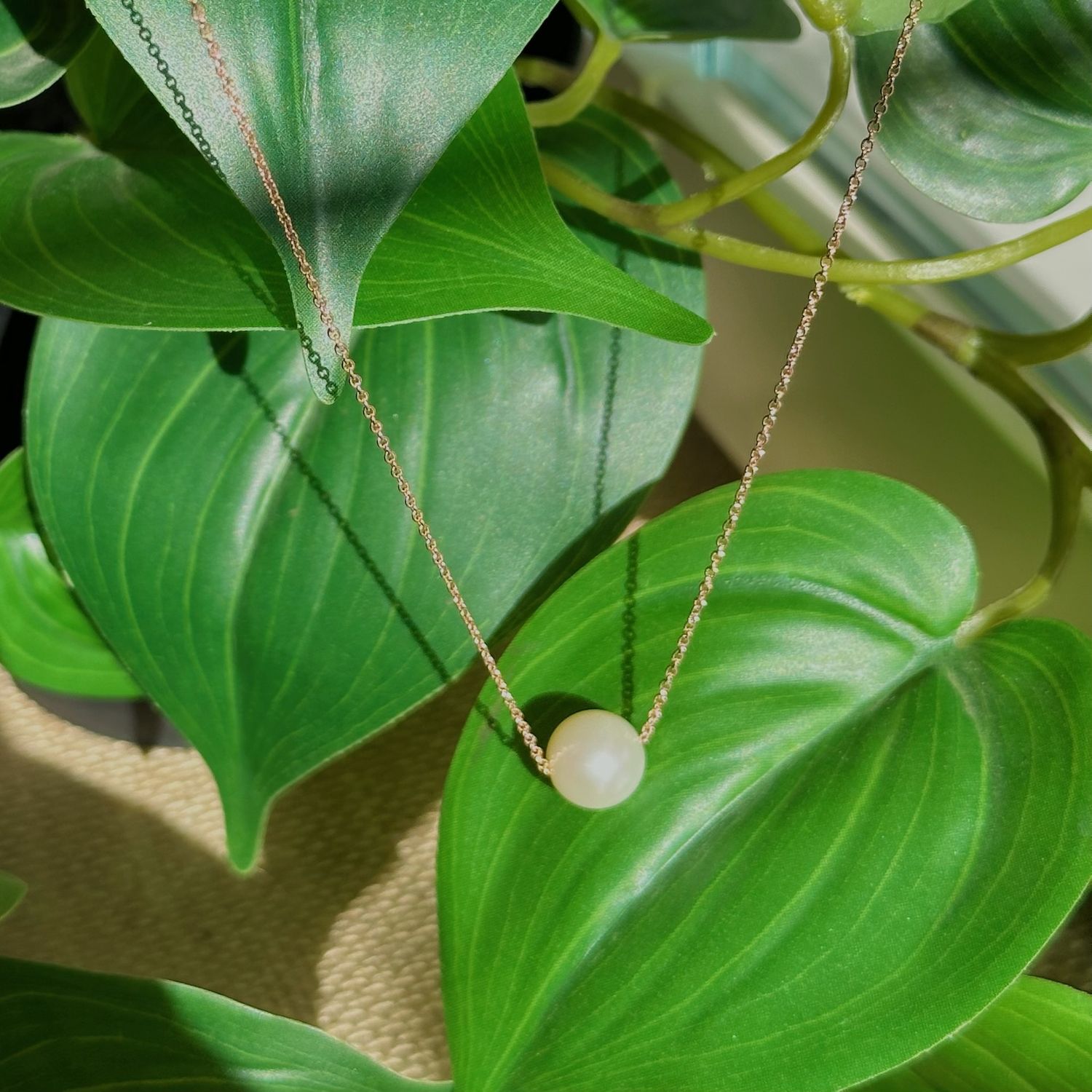Floating pearl on gold necklace, Colour: Cream pearl/ red gold chain