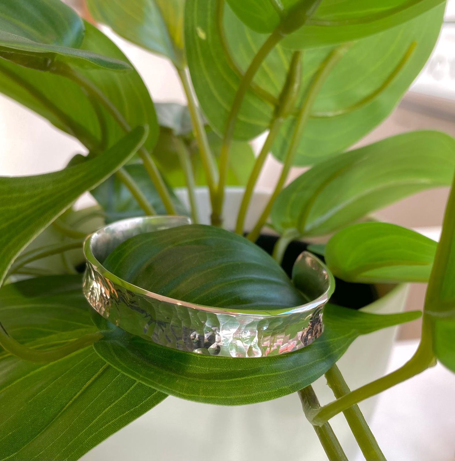 Hammered curly cuff, Size: Narrow