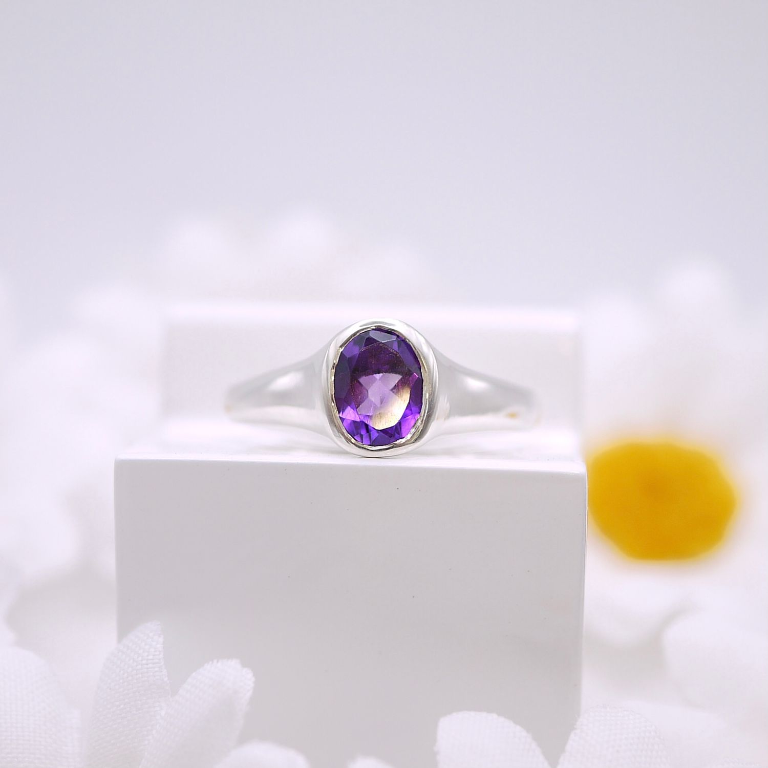 Soft carved ring in silver, Shape: Faceted, Stone: Amethyst