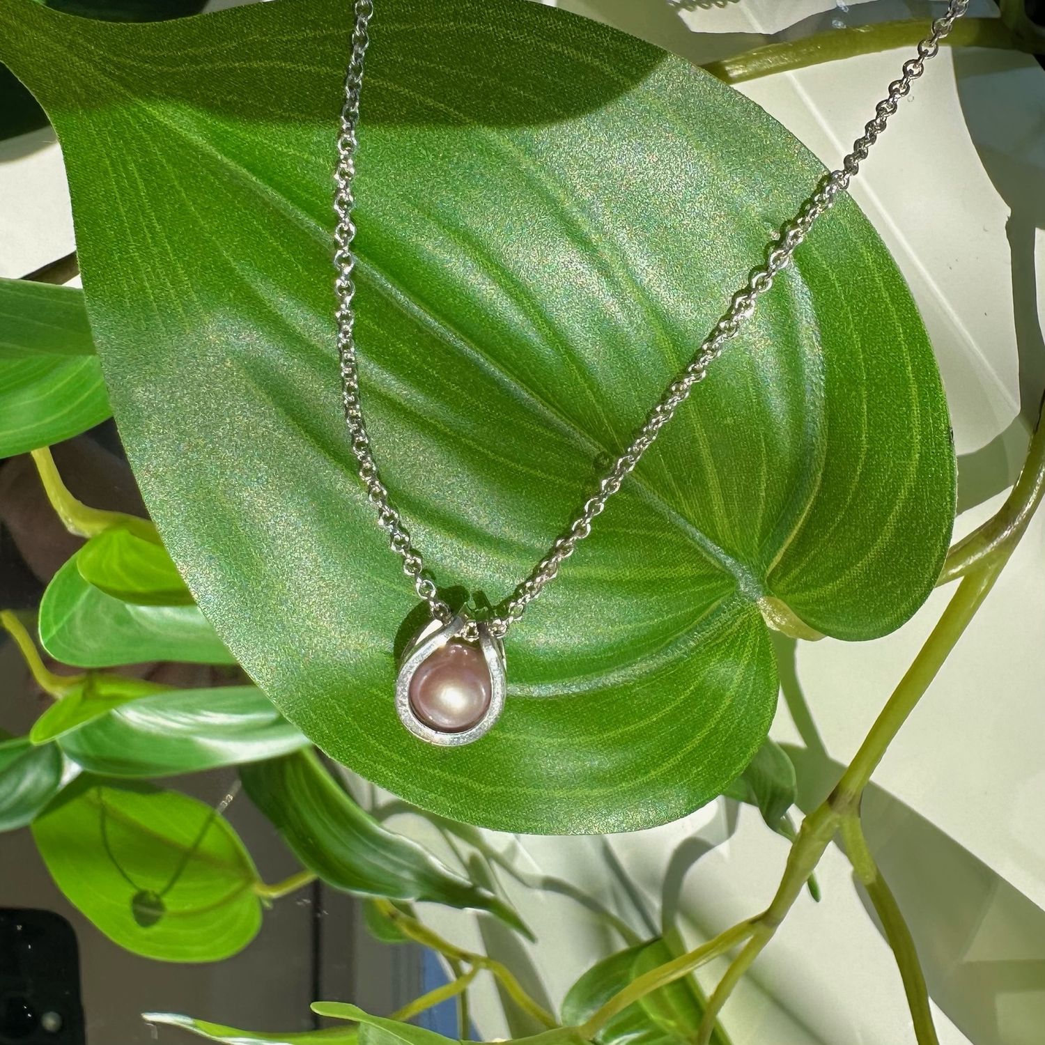 Mini sling-shot pearl pendant, Colour pearl: Pink