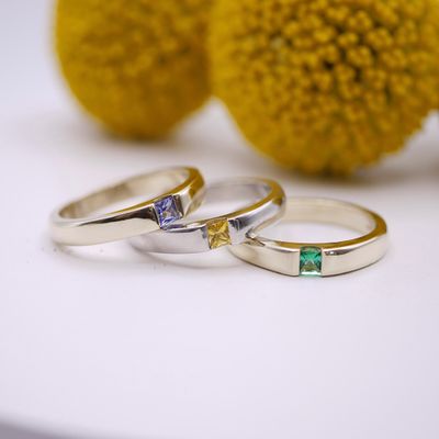 Modern ring in gold