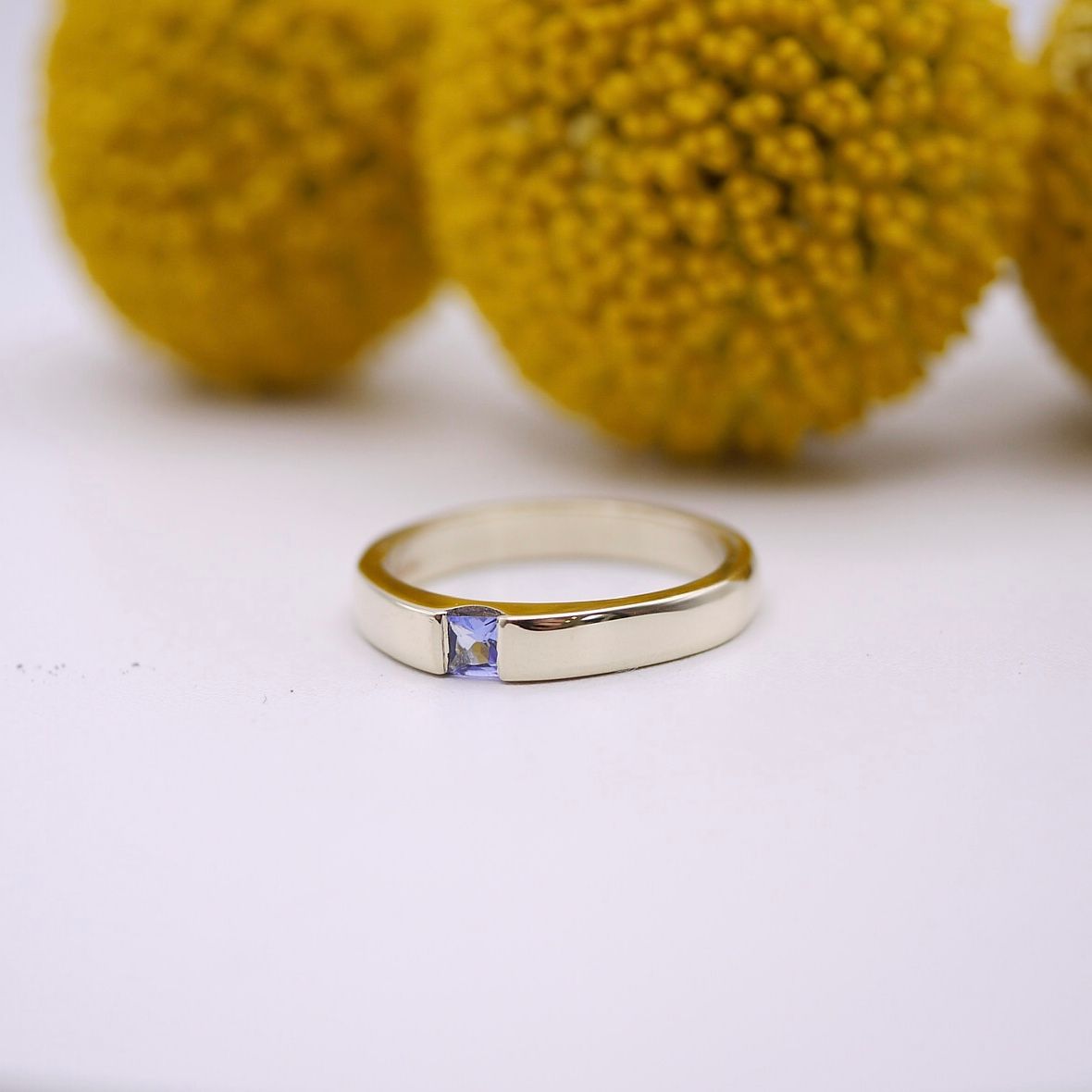 Modern ring in gold, Combination: Yellow gold/ tanzanite