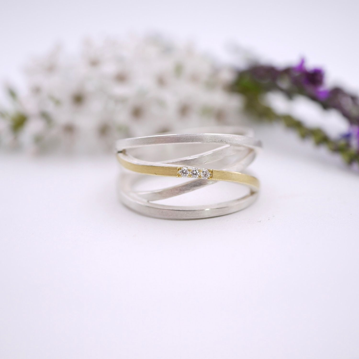 Swirly ring with diamonds