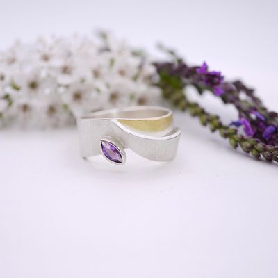 Leaf ring with amethyst