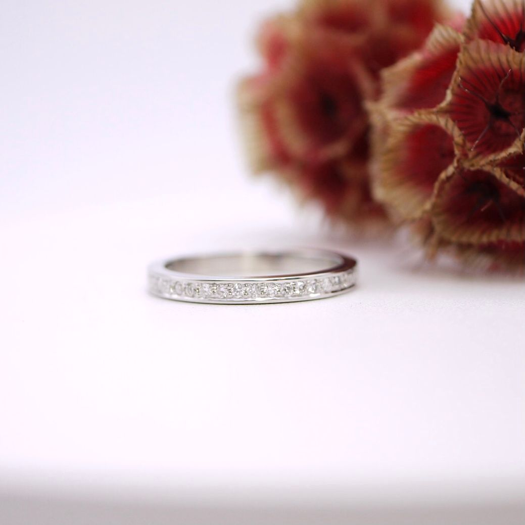 Diamond half eternity ring in gold, Metal: White gold