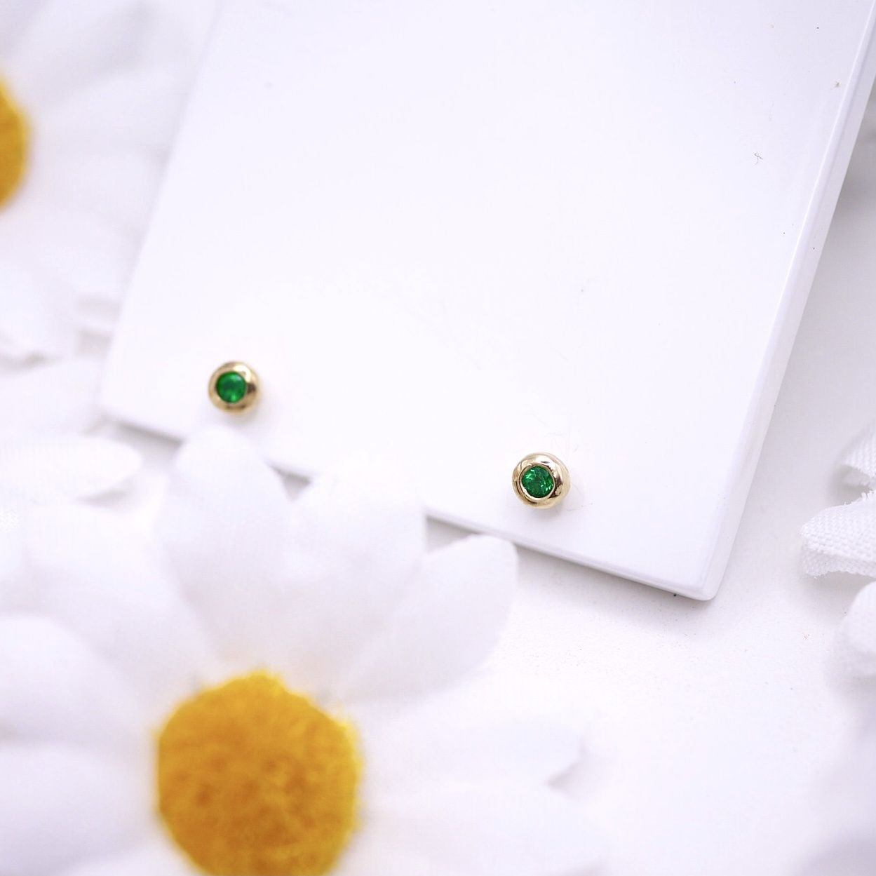 Juicy studs in yellow gold, Combination: Small/ emeralds