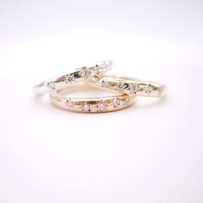 Diamond star rings in gold
